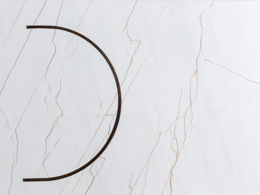 Table polyvalente pouvant servir de bureau conçue par l’architecte Emmanuelle Neciolli